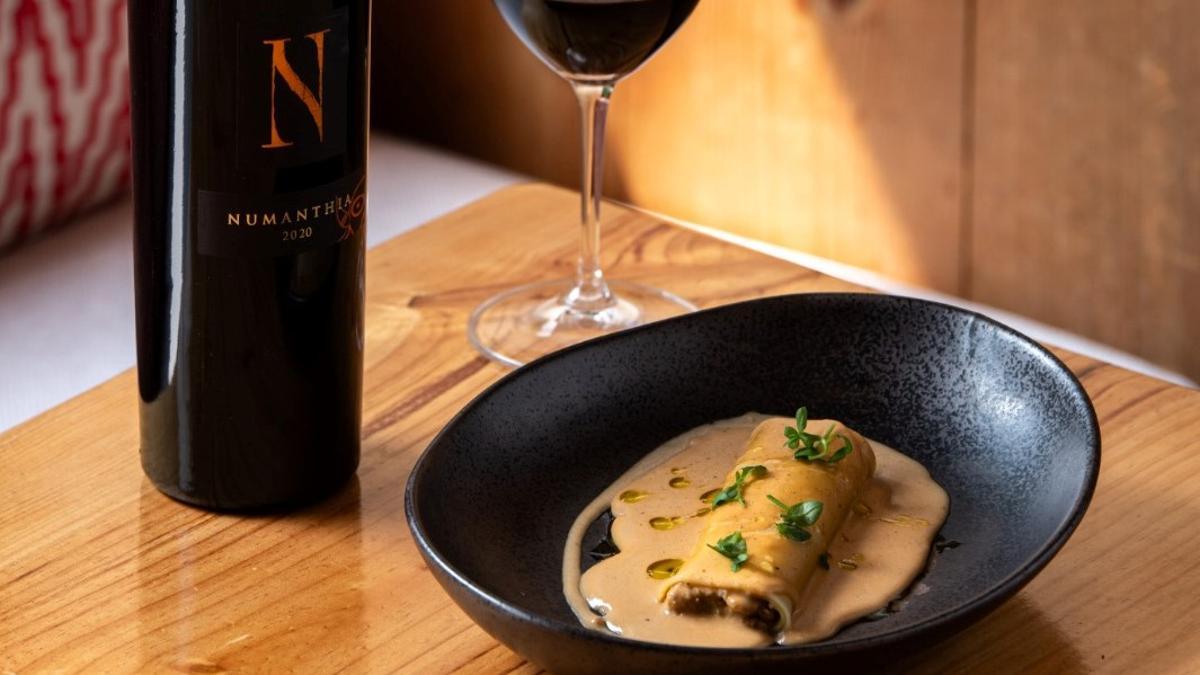 El canelón de pollo Pota Blava de El Prat con cigala y el Numanthia 2020 del menú maridaje que propone Terraza Martínez con los vinos de la emblemática bodega de la DO Toro.