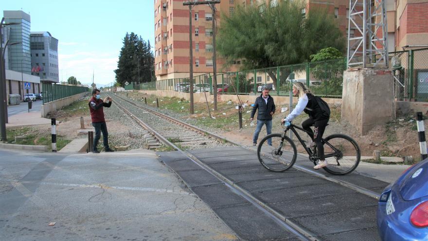 Piden el acondicionamiento de los pasos a nivel de Lorca