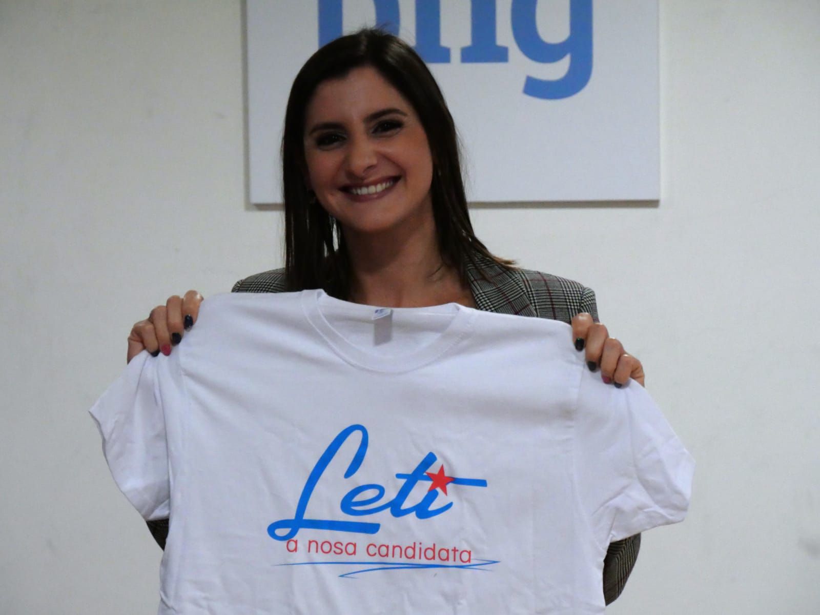 La alcaldesa y candidata, con una camiseta conmemorativa.