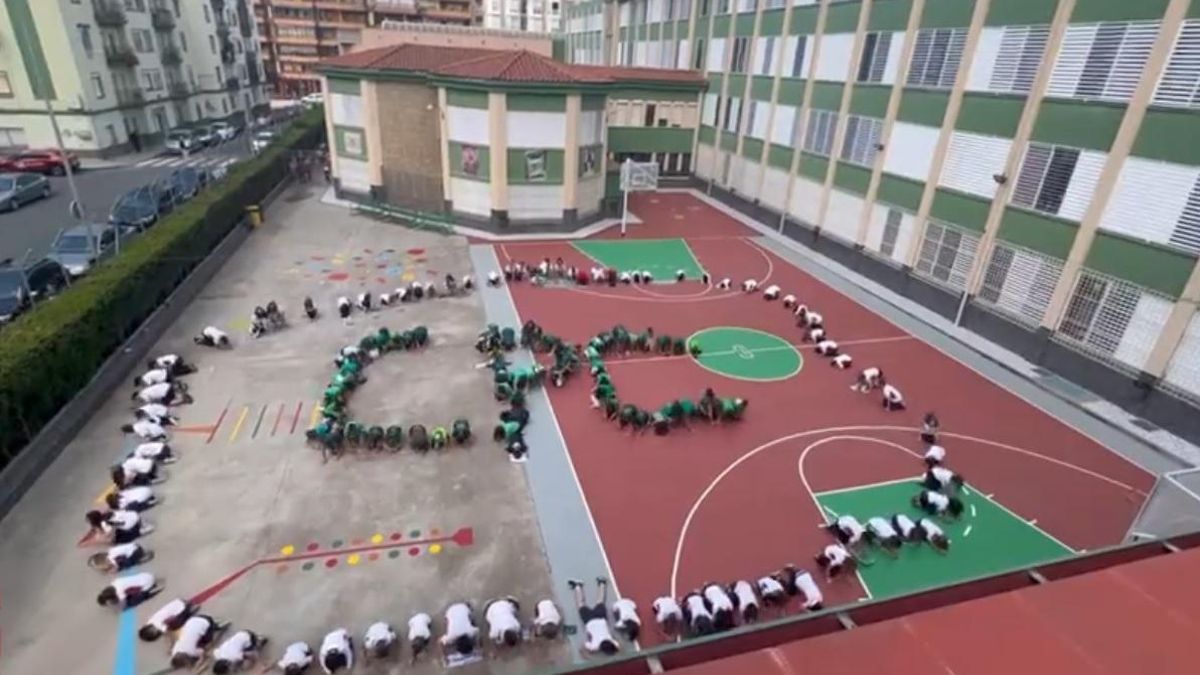 Apoyo de los escolares del Sagrado Corazón al Cacereño.