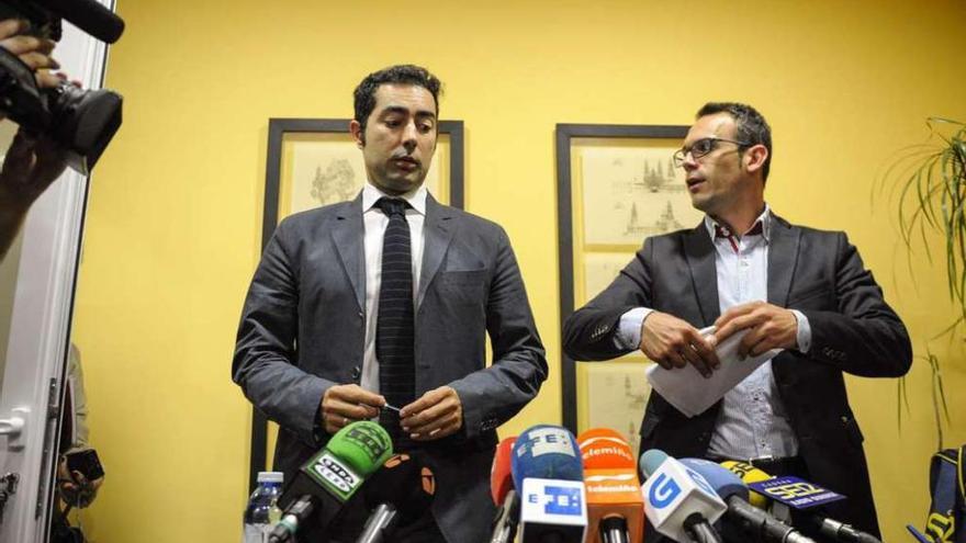 Miguel Gómez y Jorge Álvarez, del despacho que representa a la Unión de Guardias Civiles. // Brais Lorenzo