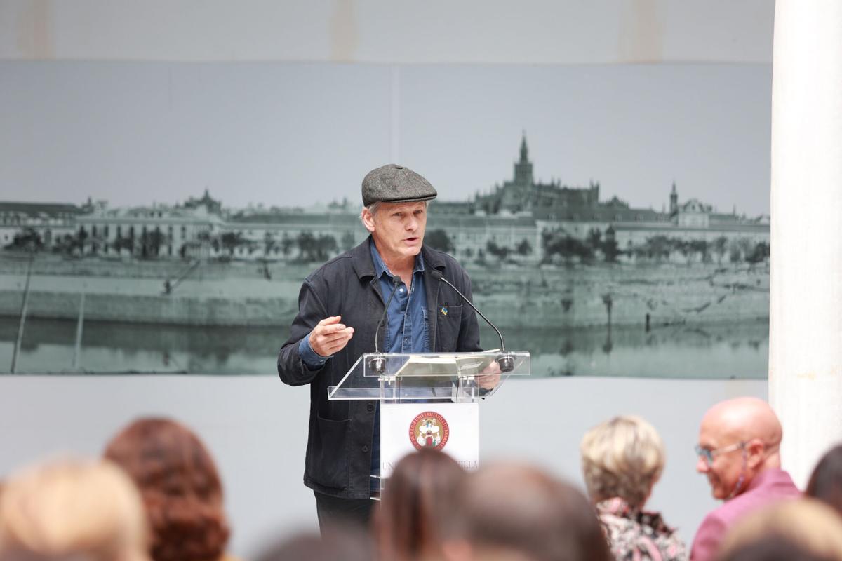 El actor y editor Viggo Mortensen interviene en el acto homenaje que la Universidad de Sevilla rinde al poeta Kevin Power. A 30 de abril de 2026 en Sevilla (Andalucía, España). El actor Viggo Mortensen participa en la presentación de la obra del poeta Kevin Power, publicada por su editorial, Perceval Press, acto con el que la Universidad de Sevilla ha querido homenajear al poeta, critico de arte y catedrático de origen británico y nacionalizado español. 30 ABRIL 2026 Rocío Ruz / Europa Press 30/04/2026. Viggo Mortensen;Rocío Ruz;