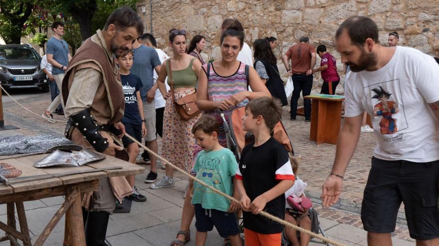 Unos niños conversan con un soldado. | J.L.F.