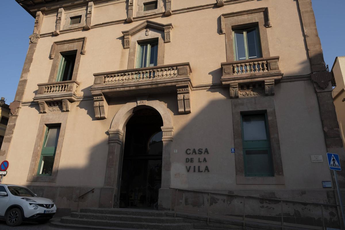 Imatges de la protesta en contra del projecte d'ampliació del polígon del Prat, el dia que s'ha suspès el ple municipal per un ciberatac