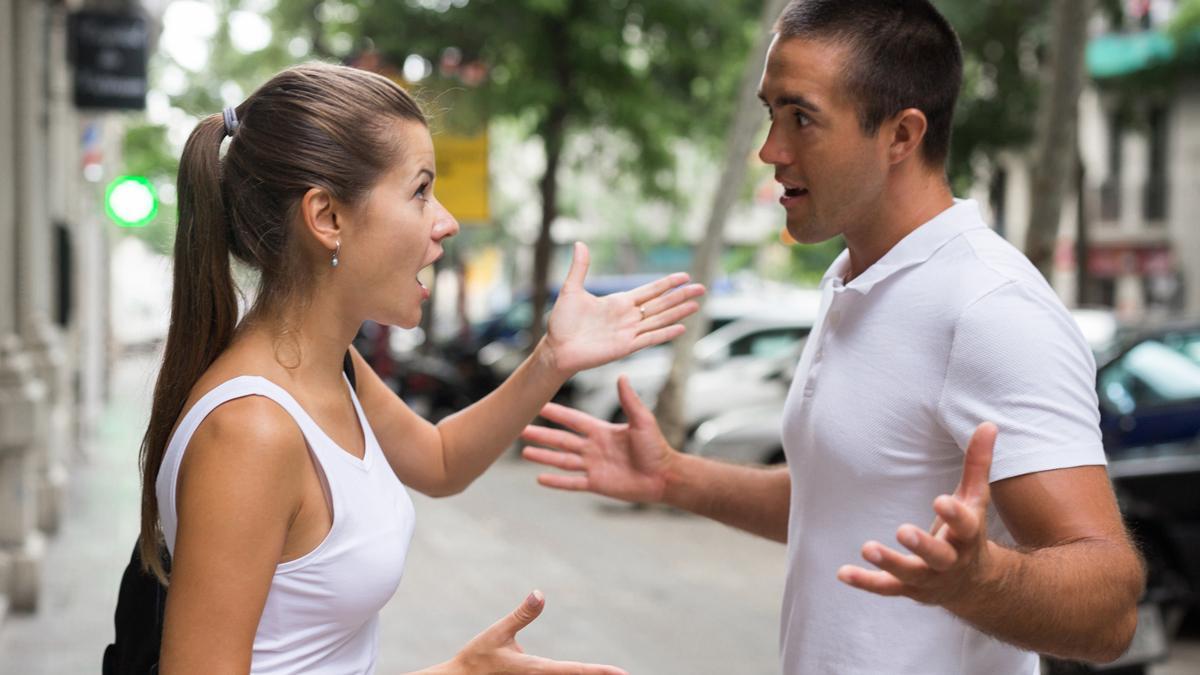 Una pareja discute en la calle