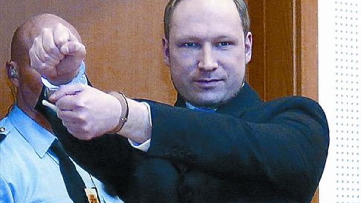 Anders Behring Breivik llega a la sede del tribunal de Oslo que le juzga, el pasado 7 de febrero.
