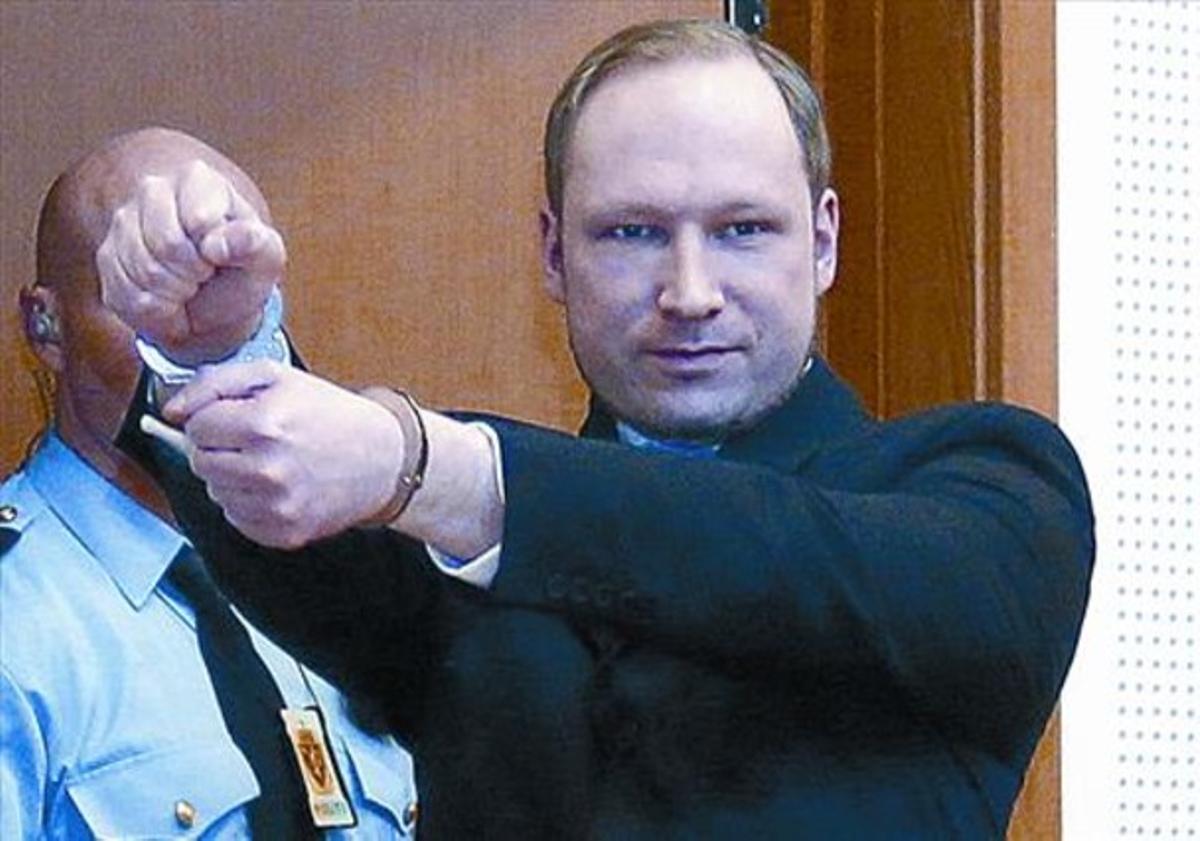 Anders Behring Breivik arriba a la seu del tribunal d’Oslo que el jutja, el 7 de febrer.