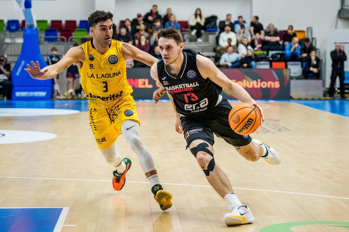 Jaime Fernández trabaja en defensa en el duelo frente al Nymburk.