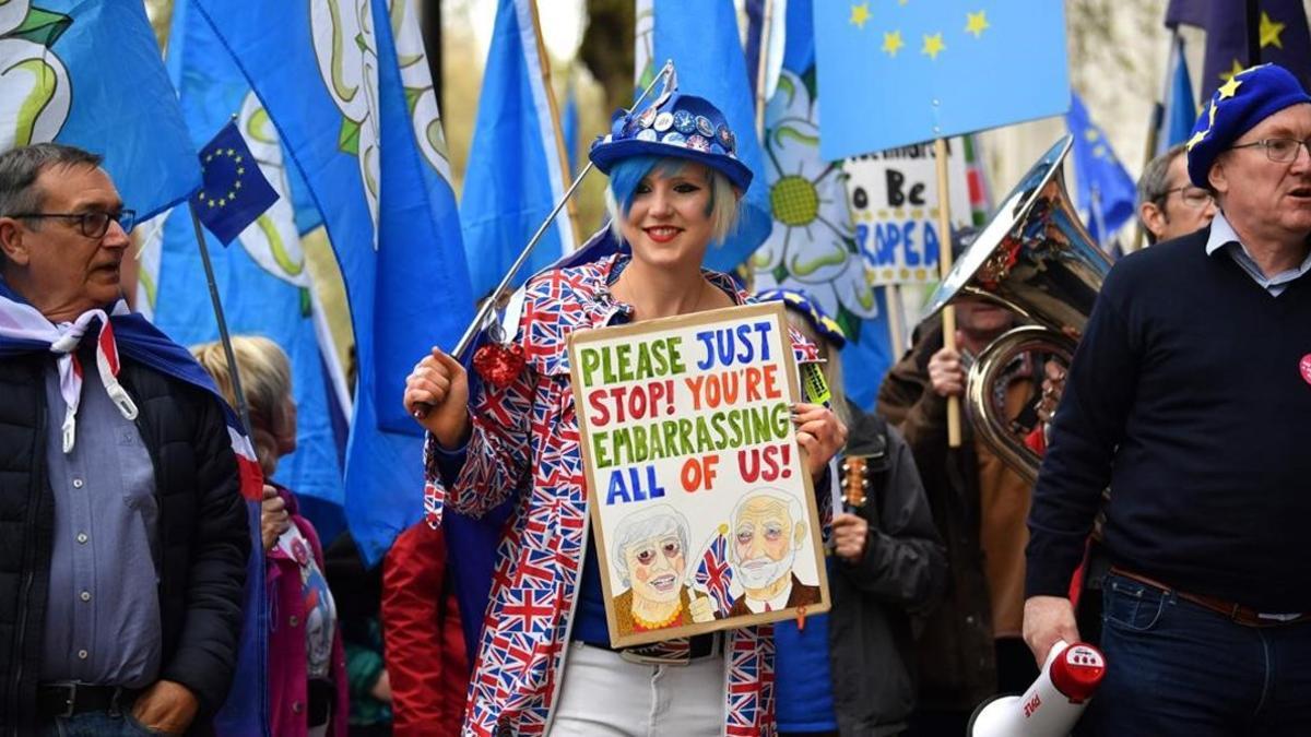 Manifestantes contrarios al 'brexit' se manifiestan en Londres.