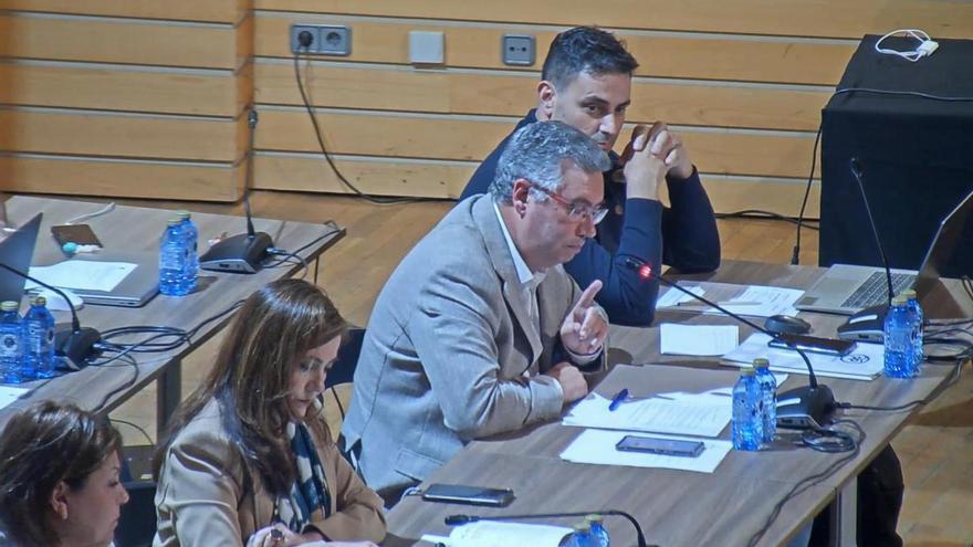 El portavoz del PP, Javier Bas, durante el pleno sobre la cuestión de confianza.