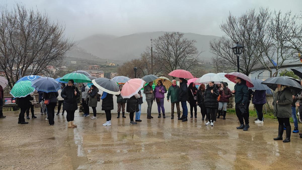 Congregación en las puertas del del CEIP Armando Barbosa.