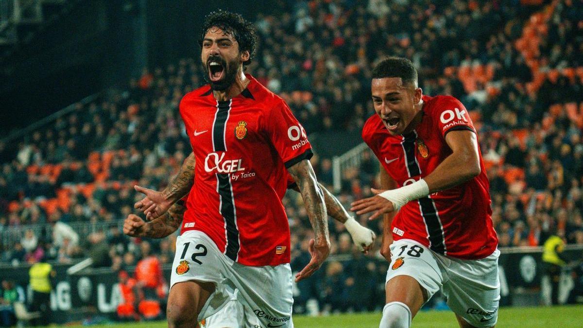 Samu Costa y Mateo Joseph celebran el gol en Valencia.