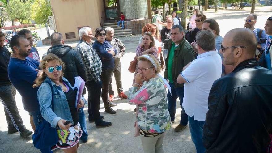 Los empresarios, concentrados ayer en la Alameda. // Rafa Vázquez