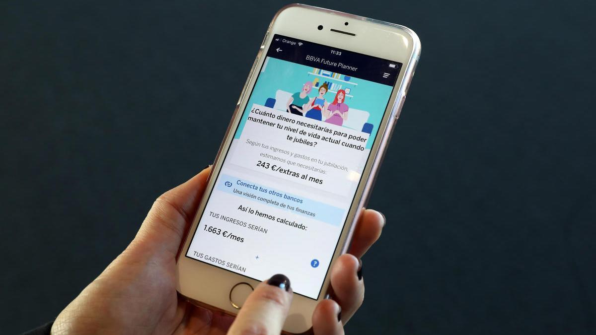 Un client de BBVA fent consultes per l&#039;app