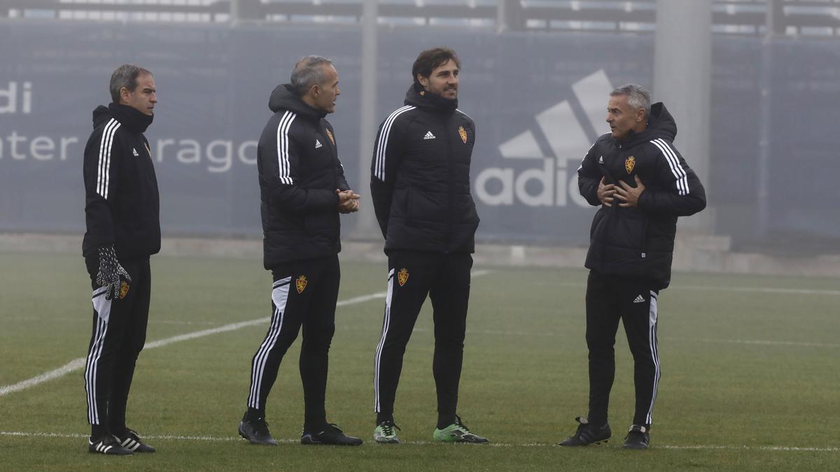 Insausti, Javi Suárez y Generelo dialogan con Escribá en un entrenamiento.