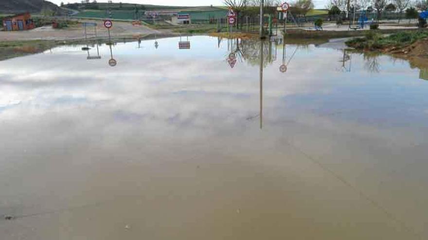 El agua del río Valderaduey cubre la carretera a Gallegos y un parque de recreo en Benegiles.