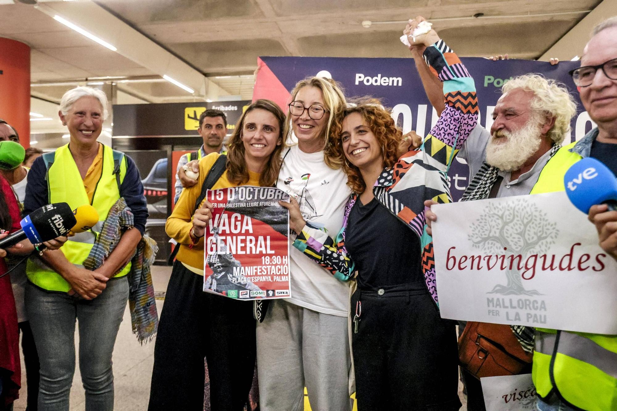 La llegada de Reyes Rigo, Lucía Muñoz y Alejandra Martínez al Aeropuerto de Palma en imágenes