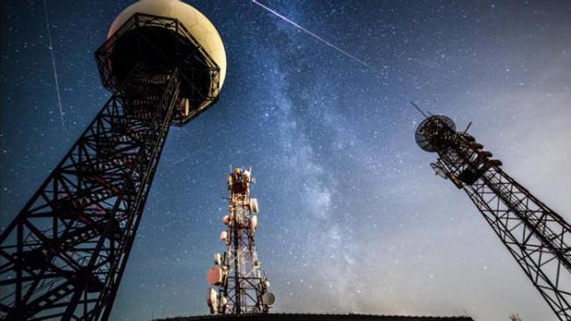 Eine Sternenschnuppe des Perseiden-Meteorschauers, aufgenommen bei der Radaranlage auf dem Berg Puig de Randa, die etwas oberhalb des Klosters Santuari de Cura liegt.