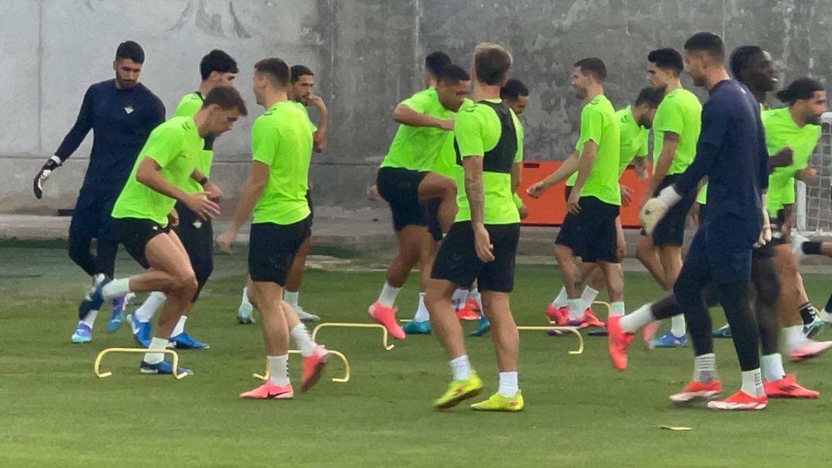 Vitor Roque entrena con el Betis antes de jugar contra el Espanyol