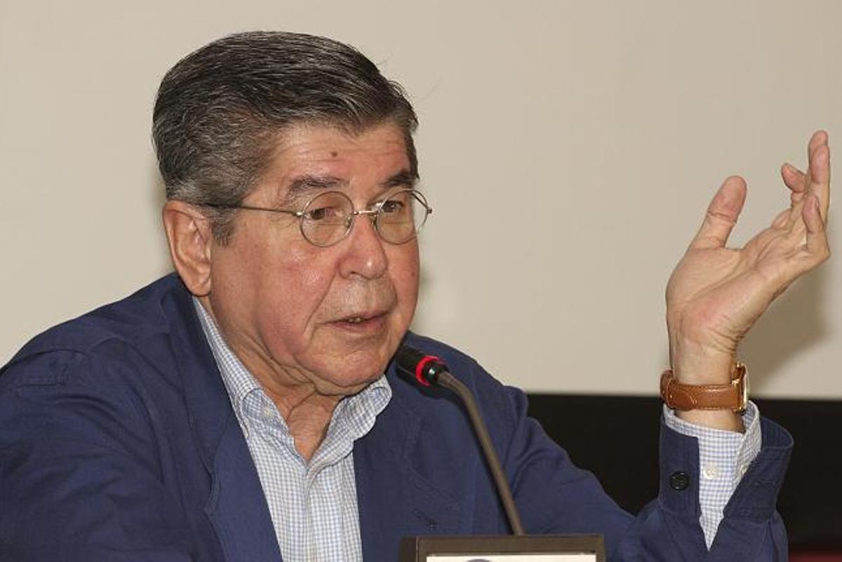 El escritor peruano Alfredo Bryce Echenique en una fotografía de archivo.