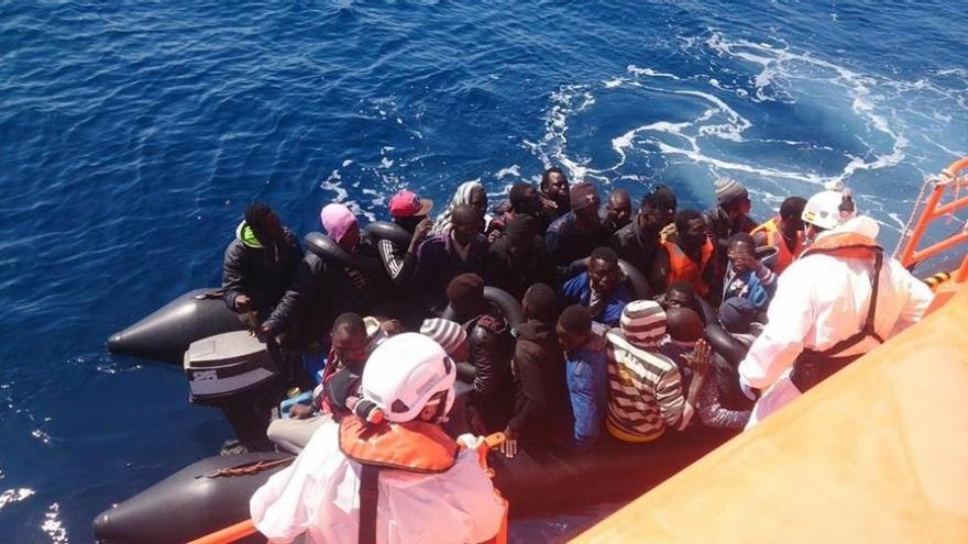 Salvamento rescata a 96 ocupantes de tres pateras cerca de la isla de Alborán