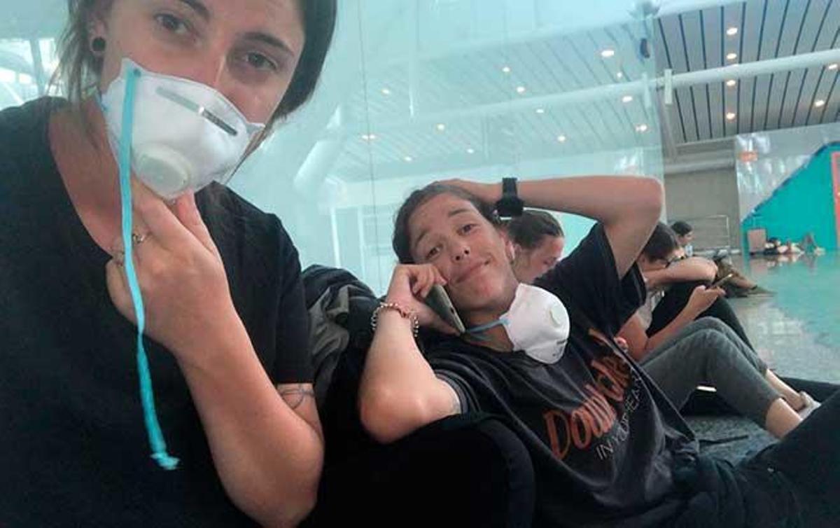 Shari y JazmÃ­n, ayer en el aeropuerto.