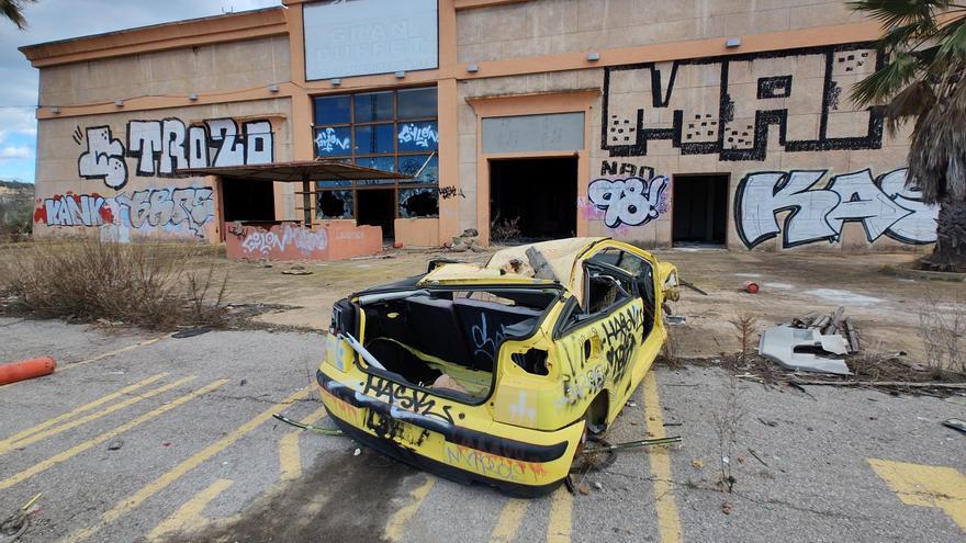 GALERÍA DE FOTOS | Abandonada, en ruinas y llena de grafitis: así está lo que queda de la discoteca Pirámide en 2024