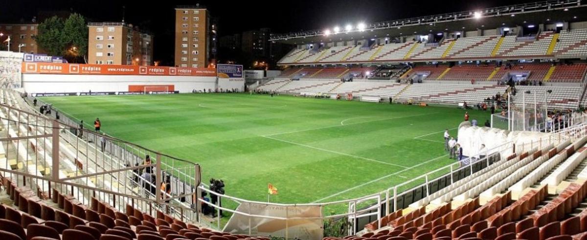 Vallecas, campo municipal del Rayo Vallecano en el barrio obrero del sureste de Madrid