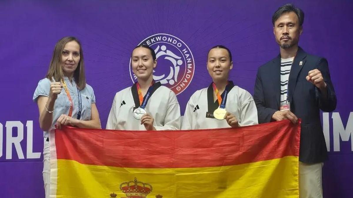 Begoña Veiga, Jessy Sun Shin, Ana Llin Shin y Seung Han Shin, del Han's Horang-I, posan con sus medallas en el World Taekwondo Hanmadang.