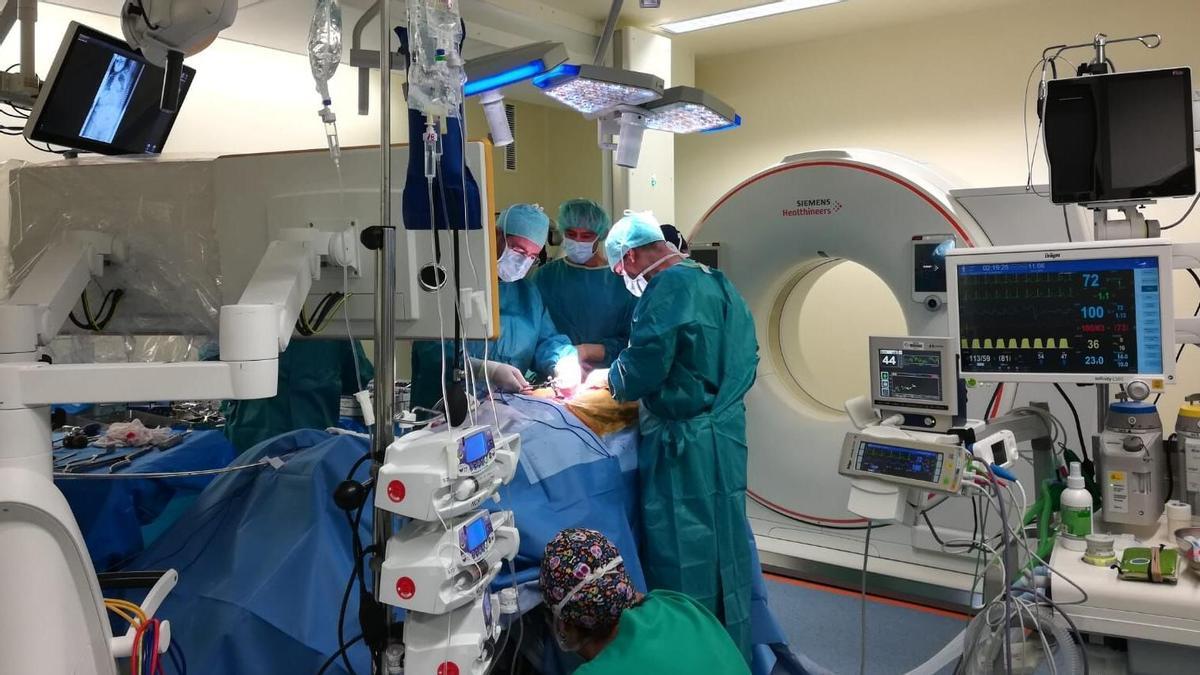 Traumatólogos durante una cirugía de deformidad vertebral por una escoliosis severa.