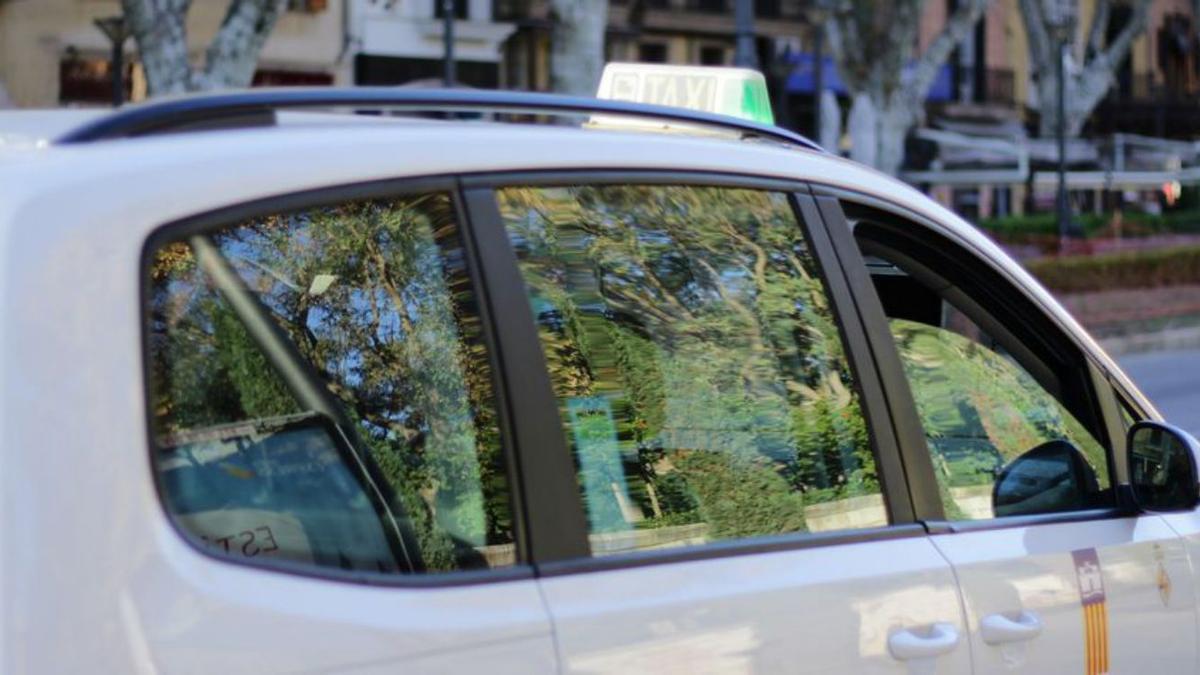 Imagen de archivo - Un taxi circula por Palma.  | EP
