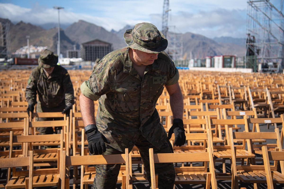 El Ejército coloca las sillas para la misa del papa León XIV en el puerto de Santa Cruz de Tenerife
