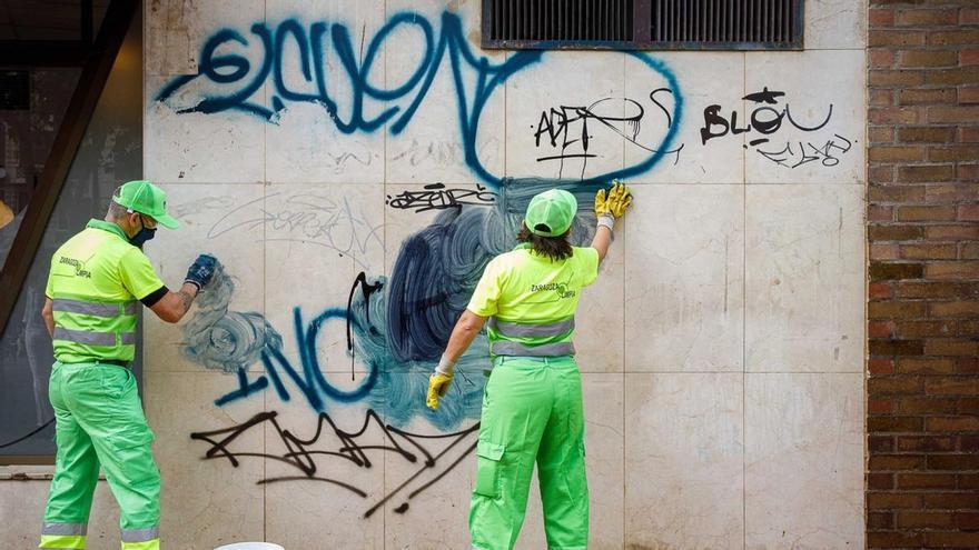 Zaragoza multa a 42 personas en una semana por mear o cagar en la calle: la nueva ordenanza cívica de Chueca se estrena con más de 300 sancionados