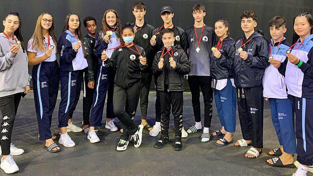 Los representantes del Club Taekwondo Sada, con sus medallas. |  // LA OPINIÓN