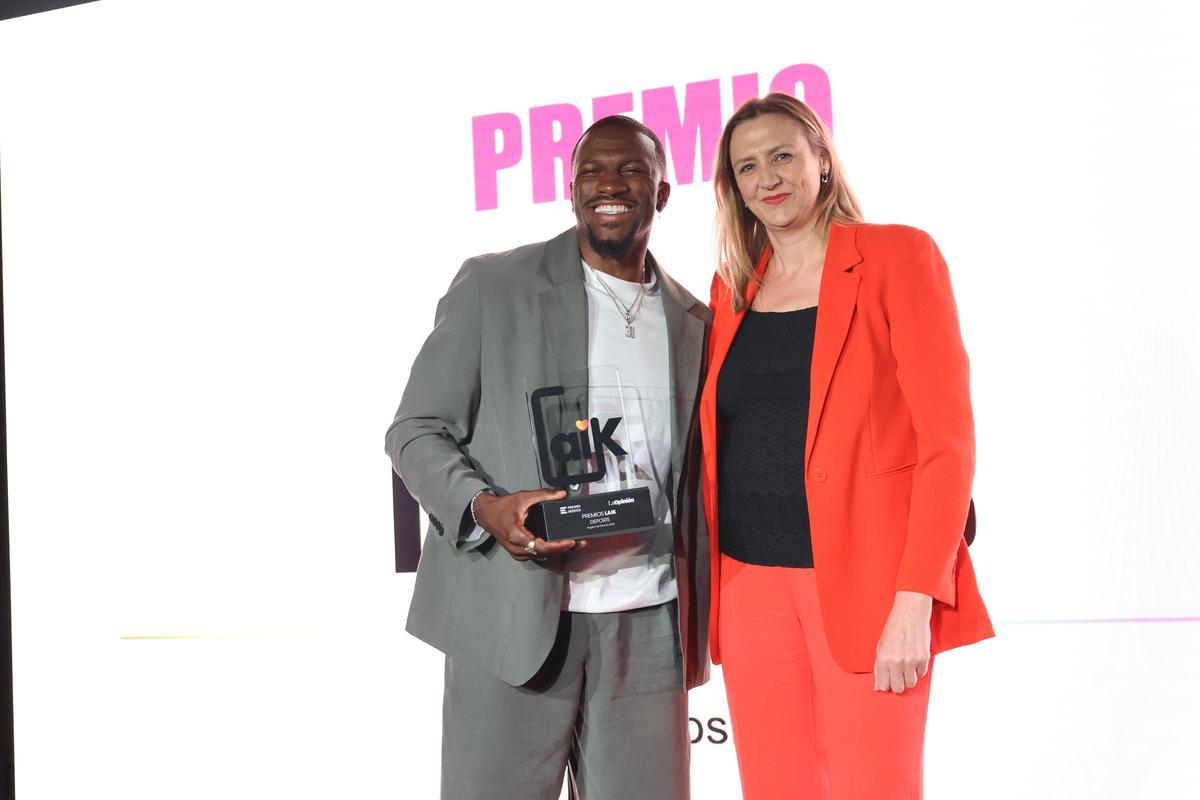 Dylan Ennis recoge el premio de manos de Susana Ruiz Castellón, directora de Área de Negocio de Murcia Sur de CAIXABANK