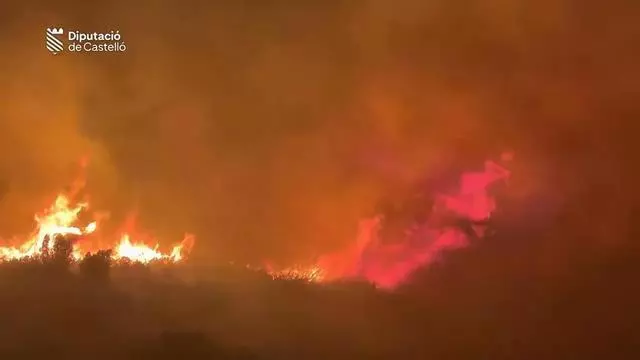 Vídeo: así trabaja durante la noche el Consorcio Provincial de Bomberos en el incendio de la Serra d'en Galceran