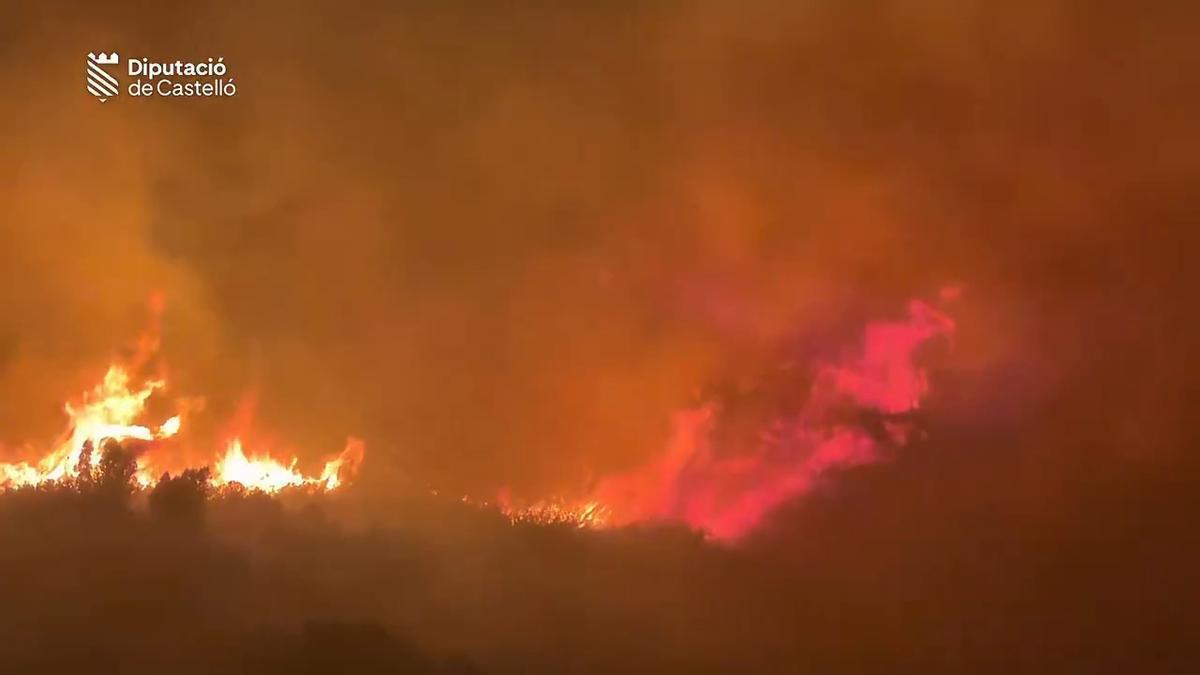 Centran los trabajos en Tírig tras mejorar el incendio en Serra d’en Galceran y dar por estabilizado el de Culla