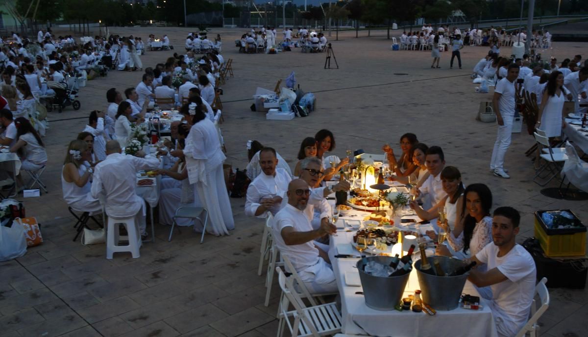 Cena en blanco junto a El alma del Ebro