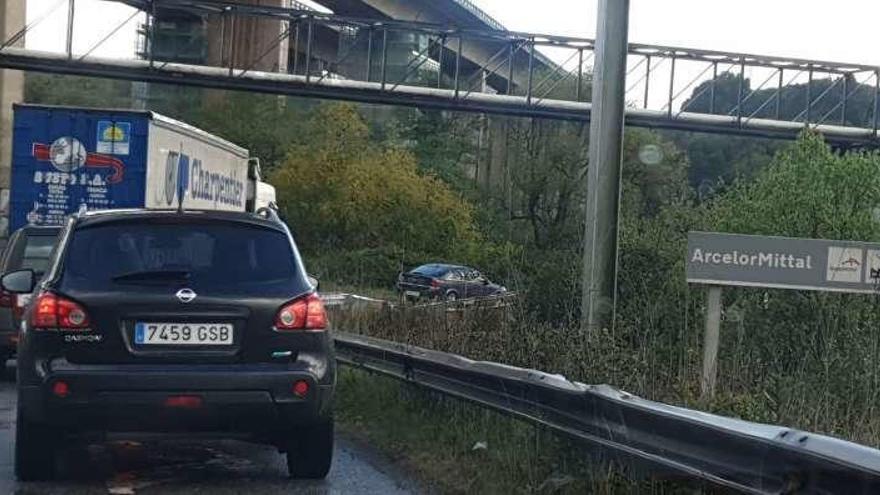 Retenciones de tráfico en los accesos al complejo gijonés de Arcelor en Gijón.