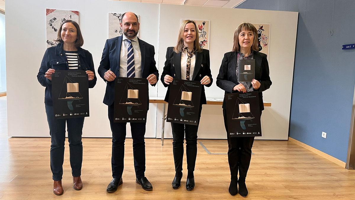 Ana Escartín, Fernando Torres, Pilar Abad junto a María Ángeles Naval, coordinadora del Certamen Literario y Festival Barbitania.