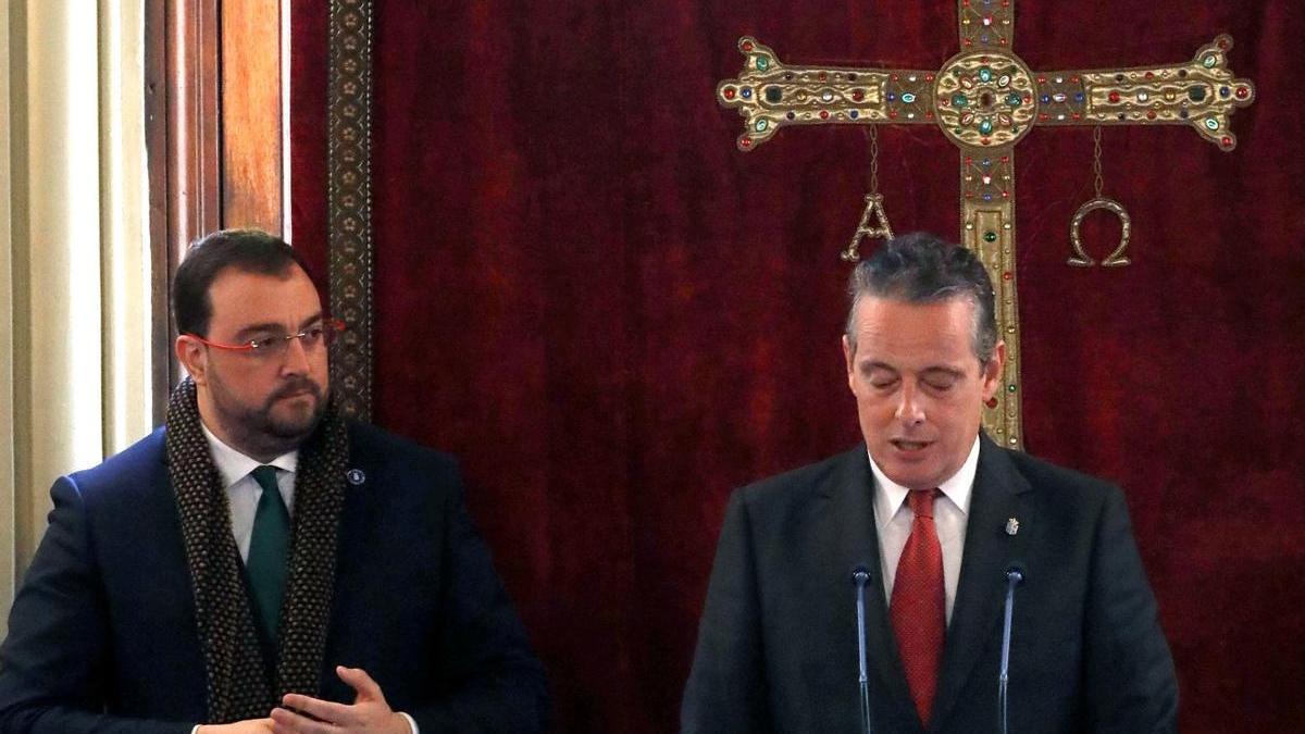 Marcelino Marcos Líndez, durante su intervención, junto a Adrián Barbón