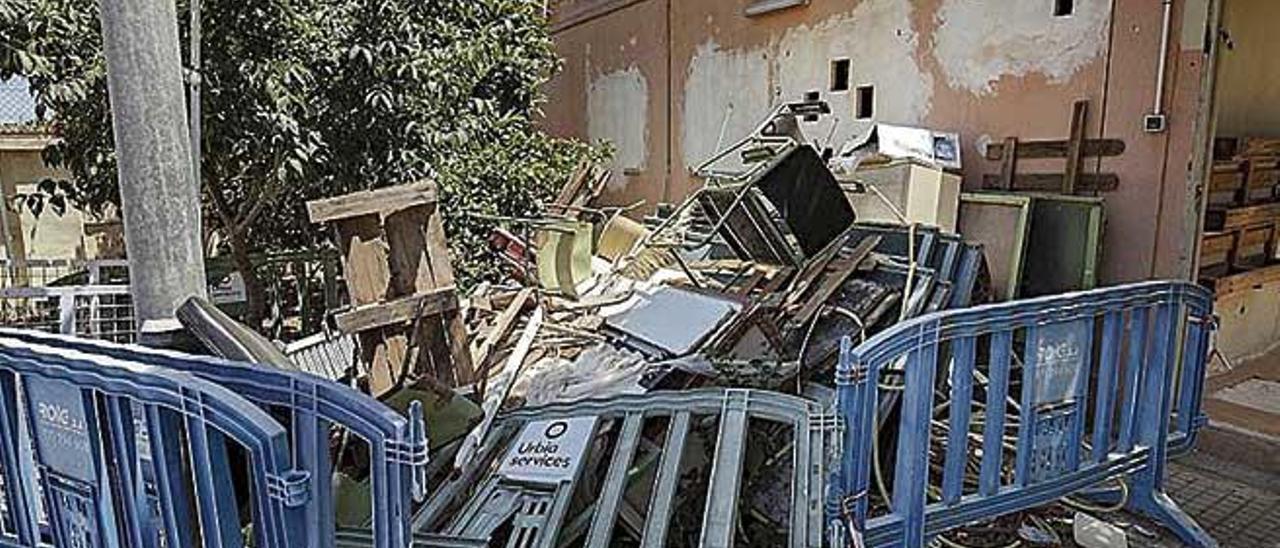 Muebles viejos y otros desperdicios del colegio del Molinar.