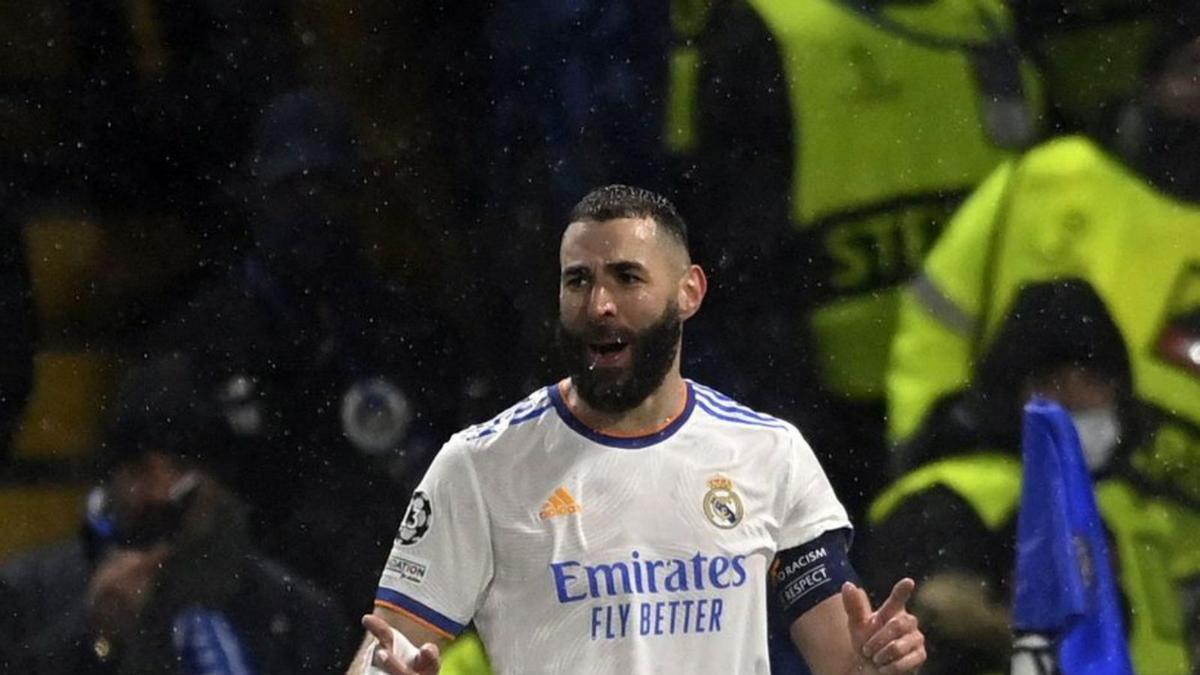 Benzemá celebra el seu segon gol amb Vinicius. | TONY OBRIEN/REUTERS