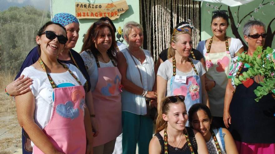 Un grupo de voluntarias que atenderán a los felinos en el refugio local.