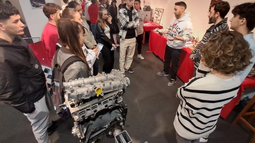 Asistentes a la Feria de FP en Mieres, en un espacio dedicado a los estudios de Automoción. | D. M.