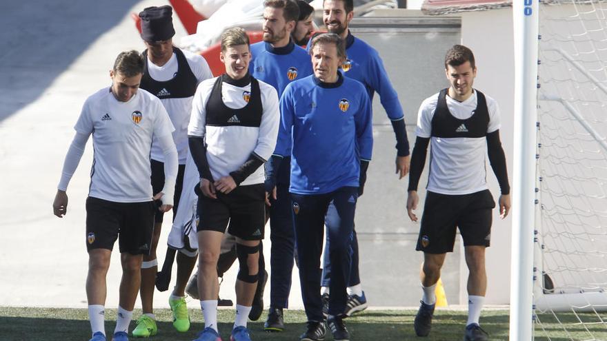 Santi Mina, en el centro, junto a otros compañeros.