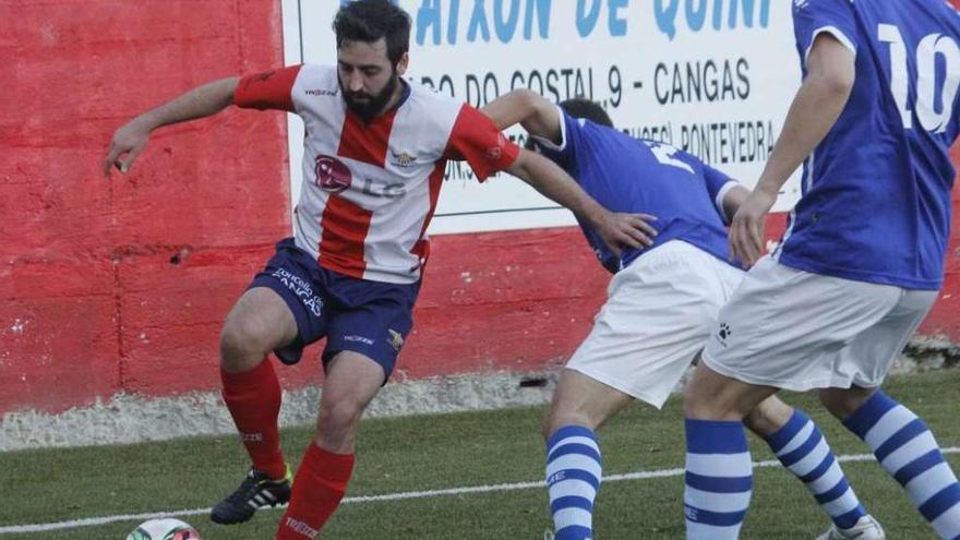 Álex Gómez controla un balón en el partido frente al As Pontes. // Santos Álvarez