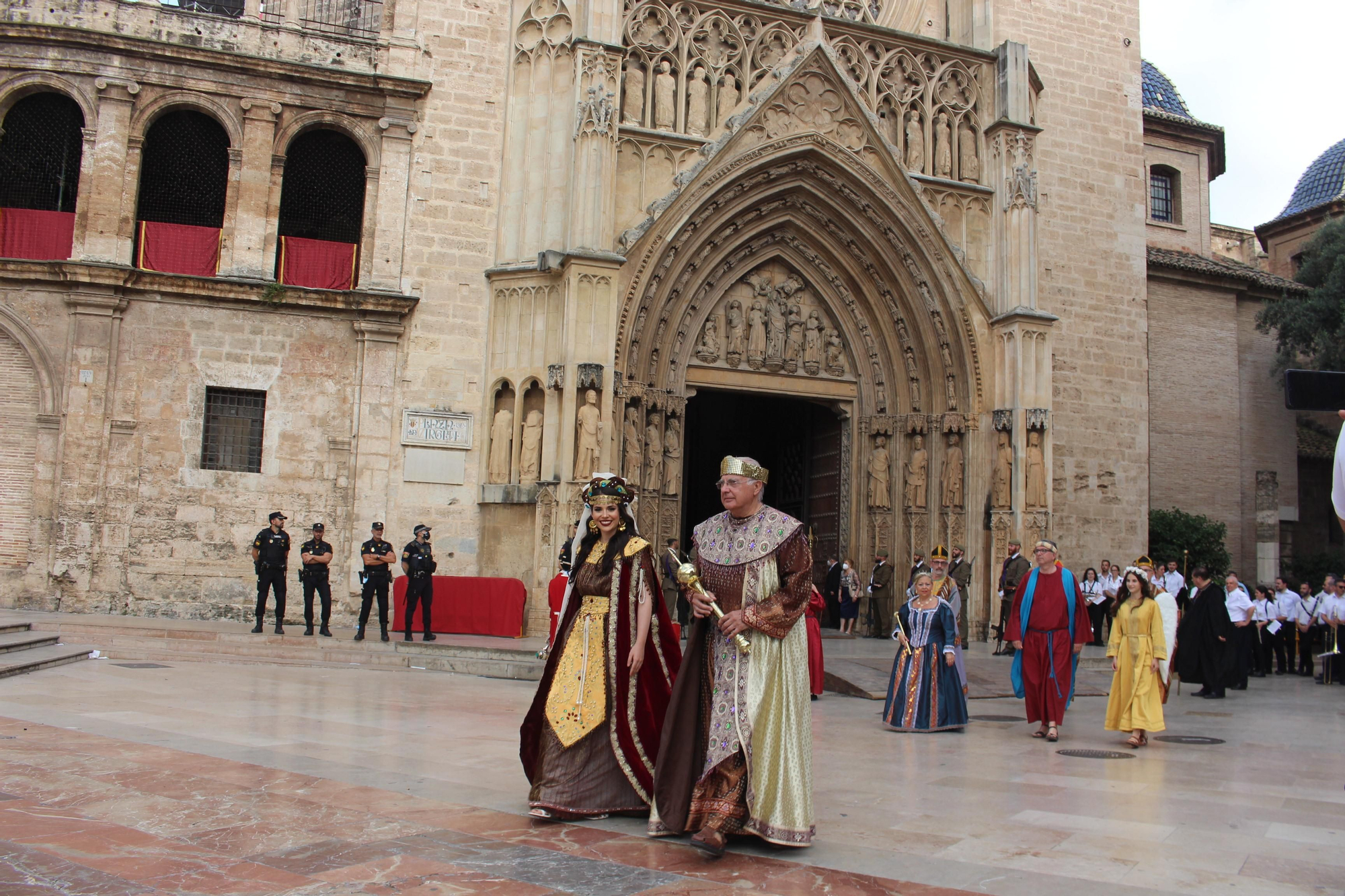 Carmen, Nerea, la reina de Saba y el Ángel del Desierto, en la procesión del Corpus