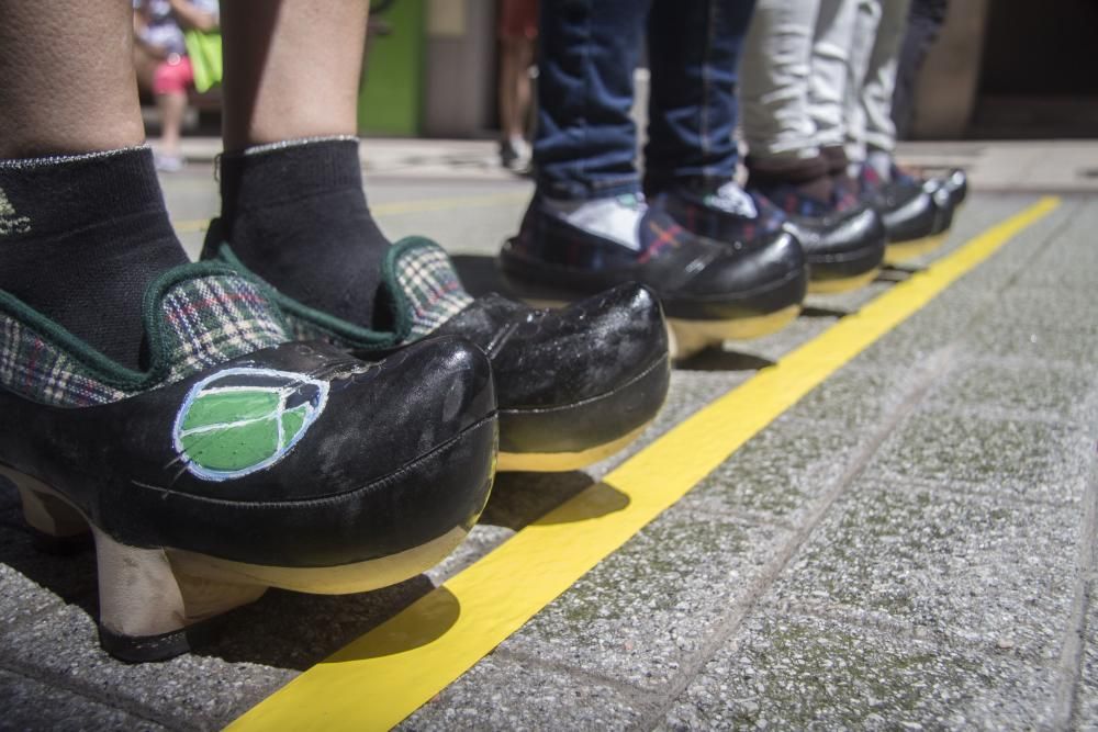 Carrera con madreñas en la calle Gascona