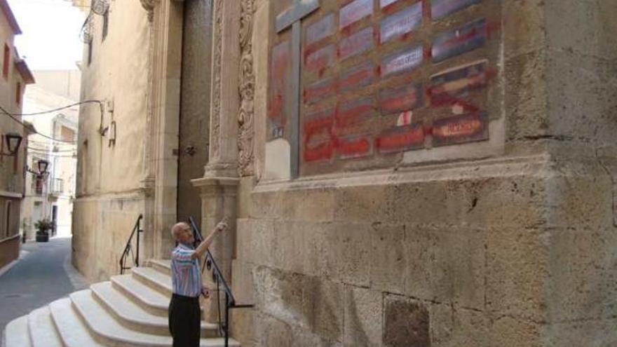 José Gallego mostrando las pintadas que realizó en los vestigios franquistas de la basílica.